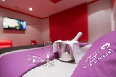 a table with a purple napkin and a sink at Motel Venus La Coruña in Guísamo