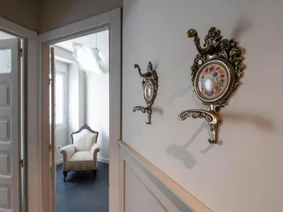 a mirror hanging on a wall next to a door at La Fantástica Pontedeume 1 in Puentedeume
