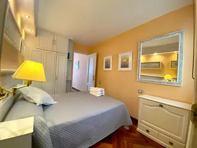 a small bedroom with a bed and a mirror at Loft Lugo Centro in Lugo
