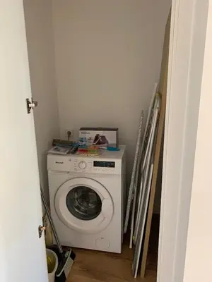 a washer and dryer in a small room at Apartamento con vistas al río in Betanzos