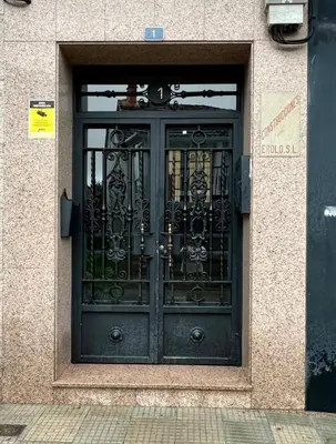 a door to a building with an iron gate at El Marquesado de Santiago en Milladoiro in Milladoiro