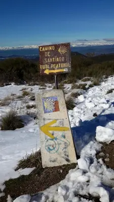 a sign on top of a mountain with snow at La Trucha del Arco Iris in El Acebo de San Miguel