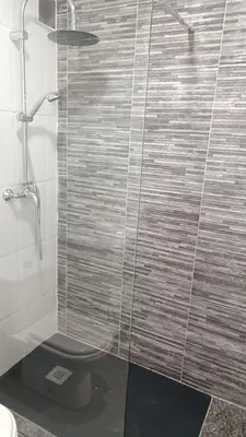 a shower stall with a toilet in a bathroom at Tu Escapada a Coruña in Guísamo
