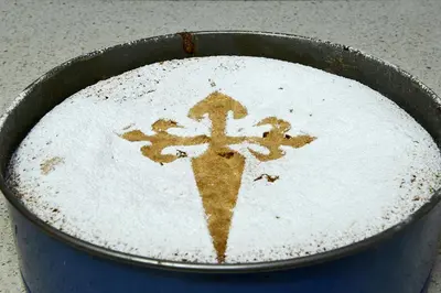 a pan with a cross painted on the top at Cruxa Apartments garaje incluido in Santiago de Compostela