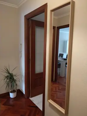 a door and a mirror in a room at Apartamento luminoso con vistas a la ría in Cambre