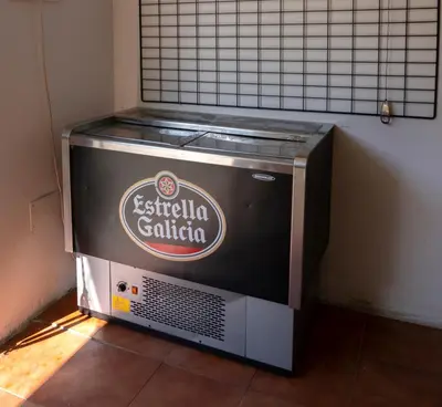 a microwave oven sitting on the floor in a room at acasadeblanco in Teo