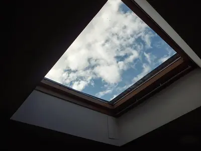 a window in the ceiling of a room with a sky at Hostal Caracas in Lalín