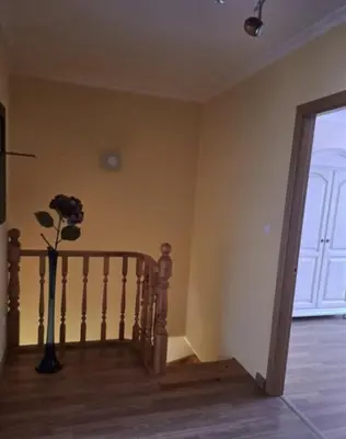 a room with a staircase with a vase with a flower at Arca de Noé in Valle de Oro