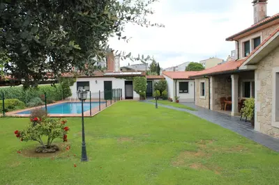 a yard with a basketball hoop in a house at A Lúa do Camiño in Melide