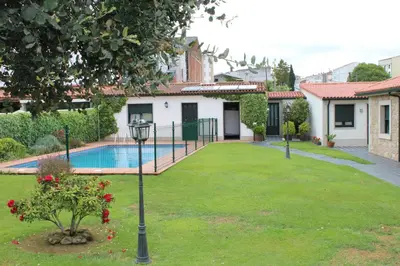 a yard with a swimming pool and a house at A Lúa do Camiño in Melide