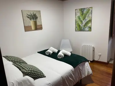 a bedroom with a bed with two towels on it at Casa da Greta in Parada del Monte