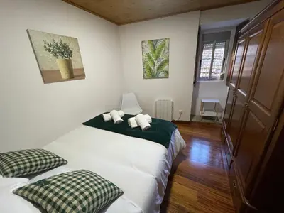 a bedroom with a bed with two towels on it at Casa da Greta in Parada del Monte