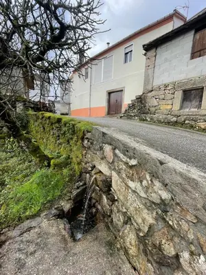 an old stone wall on the side of a road at Casa da Greta in Parada del Monte