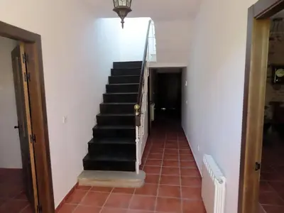 a staircase in a house with a black stair case at Mis antepasados in Murias de Pedredo