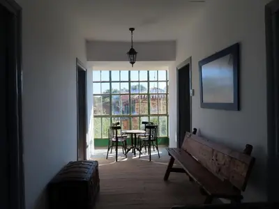 a living room with a bench and a table with chairs at Mis antepasados in Murias de Pedredo