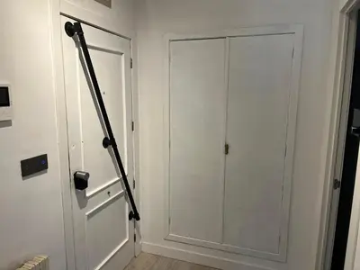 a door in a room with a pole next to it at Universidad Piso Artur II in Ourense