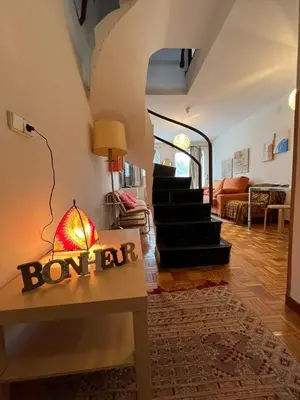 a living room with a table with a sign that reads bonfire at Dupléx en Estación de Manzaneda in Prada