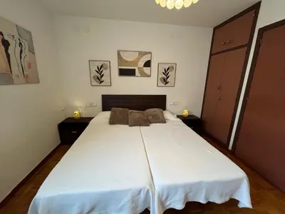 a bedroom with a large white bed in a room at Dupléx en Estación de Manzaneda in Prada