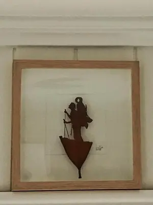 a picture of an umbrella on a wall at Dulce Mañana in Portomarin