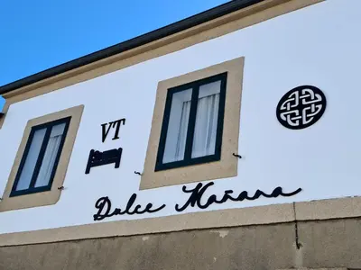 a sign on the side of a building at Dulce Mañana in Portomarin