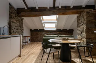 a living room with a green couch and a table at A Rectoral de Seadur in Seadur