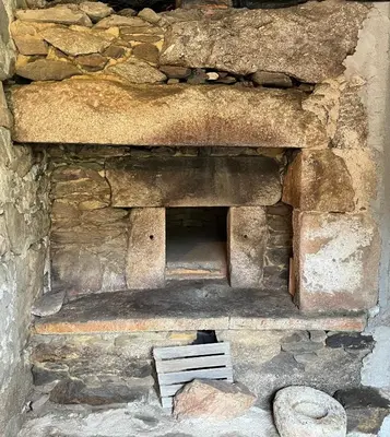 a stone brick oven with a stone wall at Refuxio Da Mina in Leborey