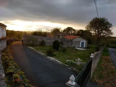 a road with a fence next to a house at Refuxio Da Mina in Leborey