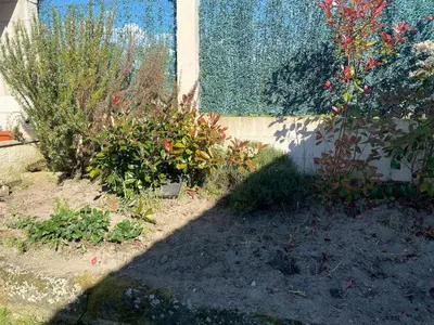a garden with flowers and plants in front of a building at Casa do alpendre in Ourense