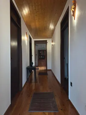 a hallway with a wooden ceiling and a wooden floor at Casa Rural Melon in Melón