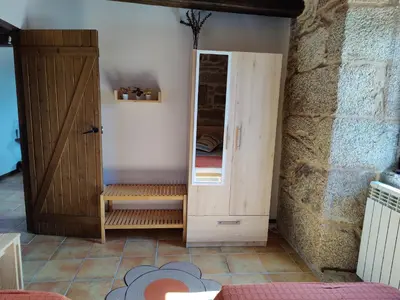 a room with a closet and a door in a room at O Campo DaFolla in Caroy