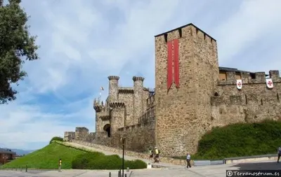 a castle with a red sign on the side of it at Apartamento nuevo casco antiguo in Ponferrada