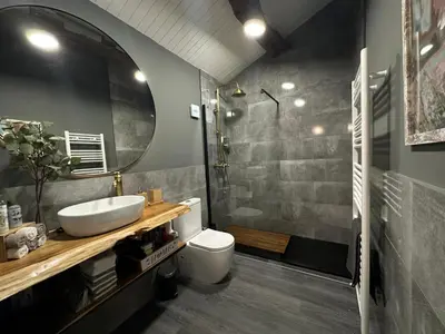 a bathroom with a sink and a toilet and a shower at Casa Camu in Covelo