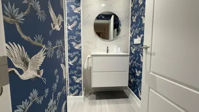 a bathroom with blue and white wallpaper and a mirror at Apartamento Ourense Vello - en el centro del casco histórico in Ourense