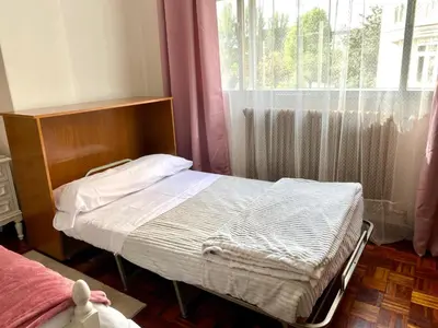 a small bedroom with a bed and a window at Parque de los Condes in Monforte de Lemos