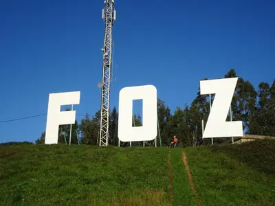 a large sign that says eat on top of a hill at Hollyfoz Arenal in Foz