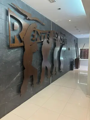 a wall with a sign that says r ends up nice at Hollyfoz Arenal in Foz
