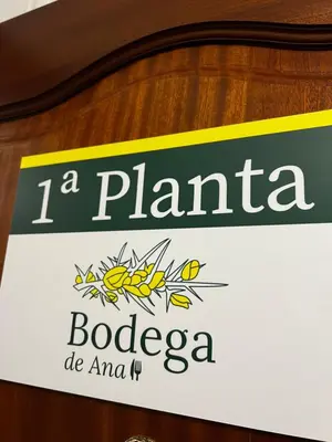 a sign that reads a plantila babelega at Pensión Bodega de Ana in San Ciprián