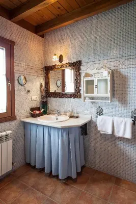 a bathroom with a sink and a mirror at El Capricho de Gonzalo in Cartavio
