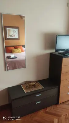a room with a bed and a mirror on the wall at Piso céntrico en Padrón in Padrón