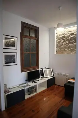 a room with a desk with a computer on it at El refugio de las Burgas in Ourense