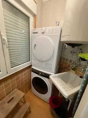 a washing machine in a kitchen next to a sink at Apartamento cerca del centro, y la playa in Viveiro