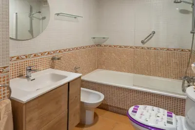 a bathroom with a sink and a tub and a toilet at Apartamento cerca del centro, y la playa in Viveiro