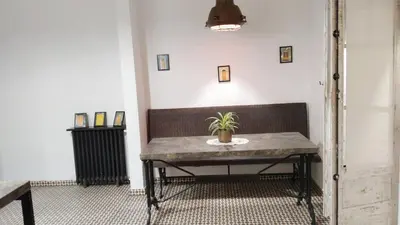 a potted plant sitting on a bench in a room at Cuarto Antolín Yellowdoor in Ponferrada
