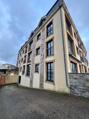 a large building with windows on the side of it at Apartamento Océano VI in Villadaíde