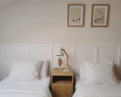 two beds sitting next to each other in a room at Apartamento AIIA in Ribadeo
