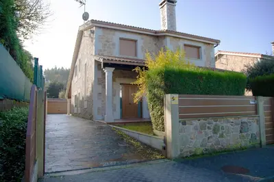 a house with a fence in front of it at Casa das Buceleiras in Amés