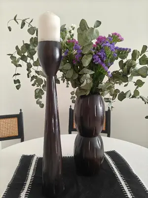a table with a vase with flowers and a wine glass at Apartamento casa Chilin in Sarria