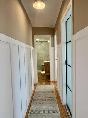 a hallway with a door leading to a bathroom at O Victoriano in Caldas de Reis