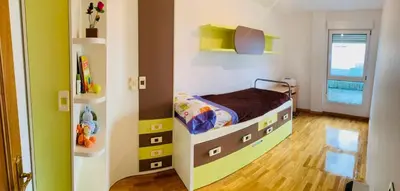 a small bedroom with a bed in a room at apartamento céntrico y fabuloso en Ribadeo para vacaciones in Ribadeo