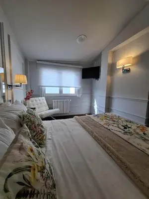 a bedroom with two beds and a couch and a window at Duplex A Mosquera by Foroplaza Pleno centro Vistas muralla in Lugo